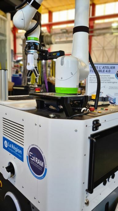 Robot collaboratif monté Fanuc sur AMR Omron